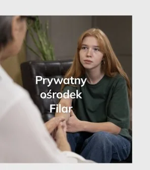 Materiał wizerunkowy Ośrodka Filar: rozmowa terapeutyczna z napisem „Prywatny ośrodek Filar”